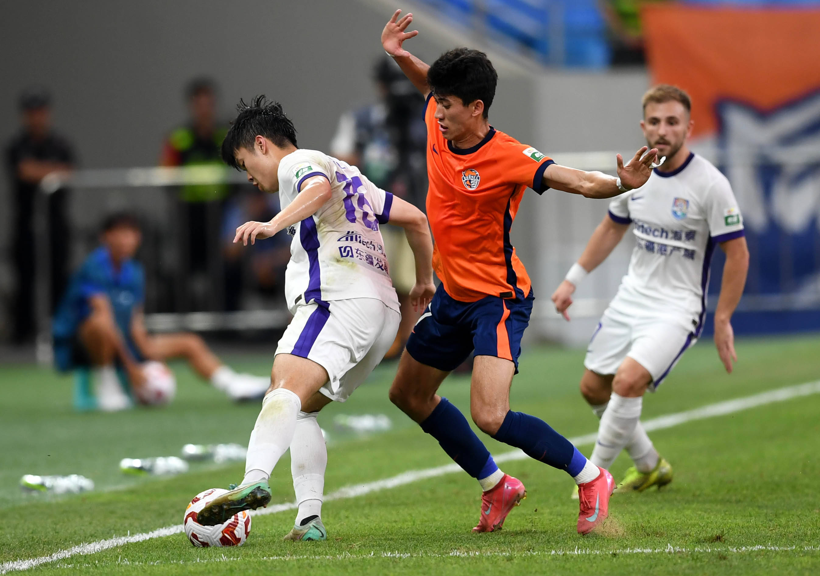 一个正在崛 一个正在崛